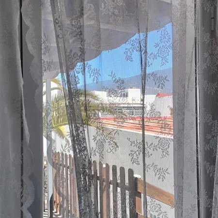 A House With A Garden, Garage, Sauna, And Jacuzzi Apartman