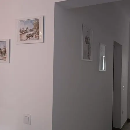 A House With A Garden, Garage, Sauna, And Jacuzzi Apartman