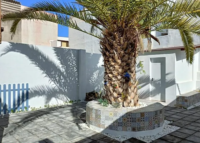 A House With A Garden, Garage, Sauna, And Jacuzzi דירה