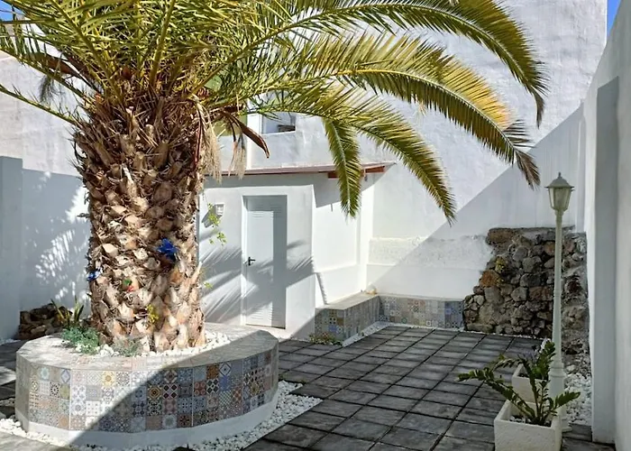 شقة A House With A Garden, Garage, Sauna, And Jacuzzi *