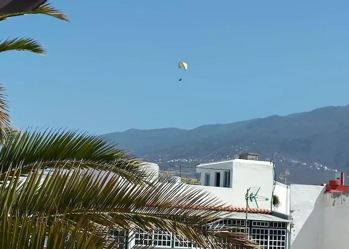 A House With A Garden, Garage, Sauna, And Jacuzzi Lägenhet